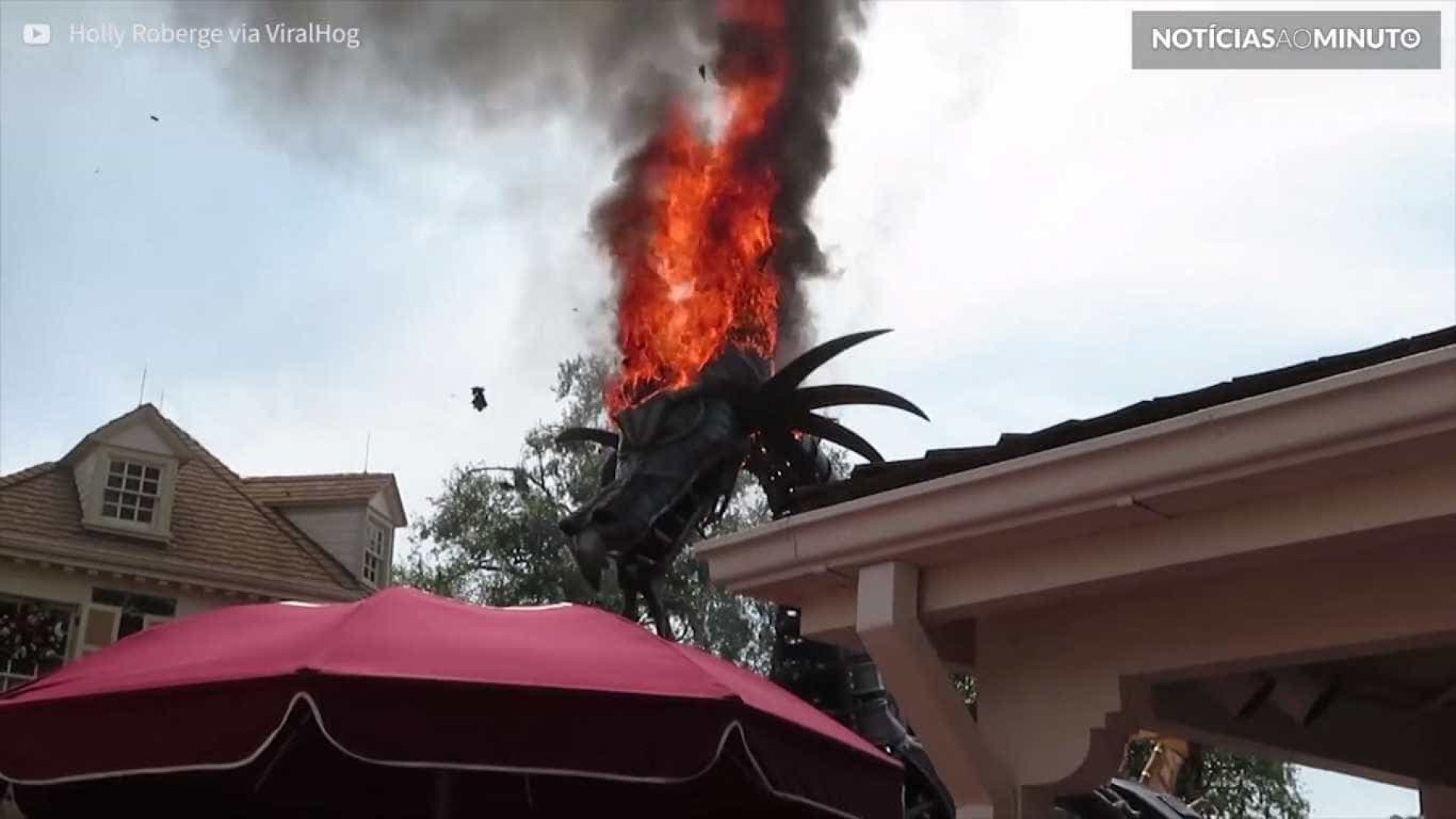 Carro alegórico pega fogo em pleno desfile na Disney