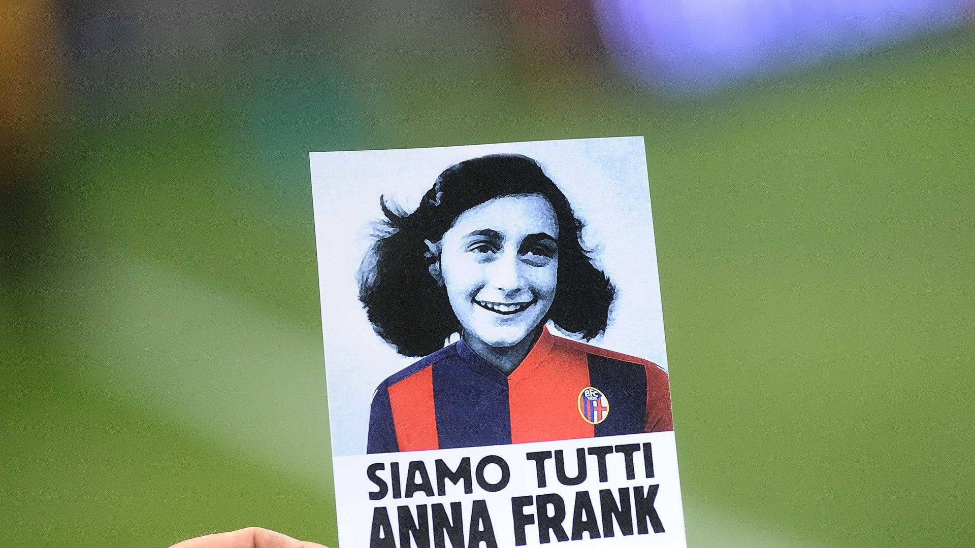 Influenciadora que criticou quadrinhos de Anne Frank vende obra em sua livraria