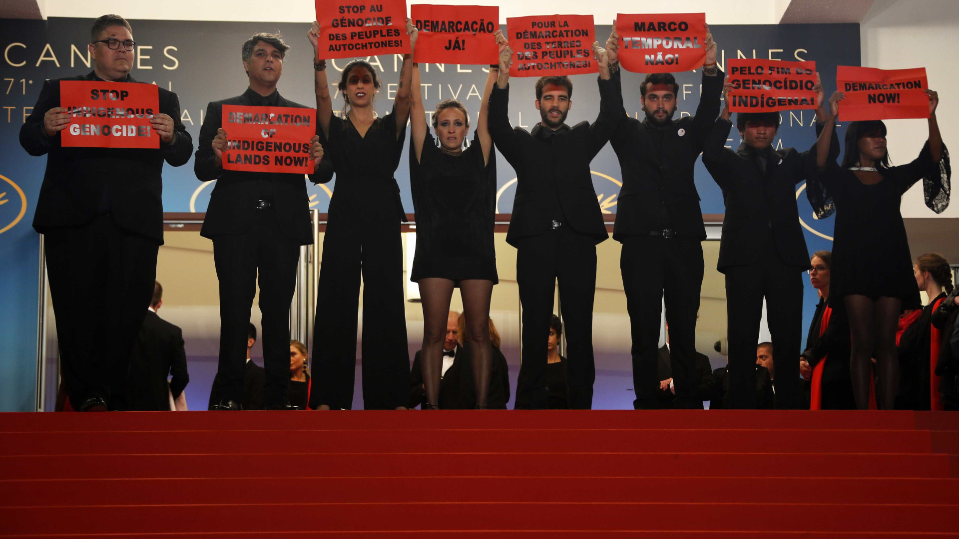 Brasileiros fazem protesto pró-demarcação de terras indígenas em Cannes