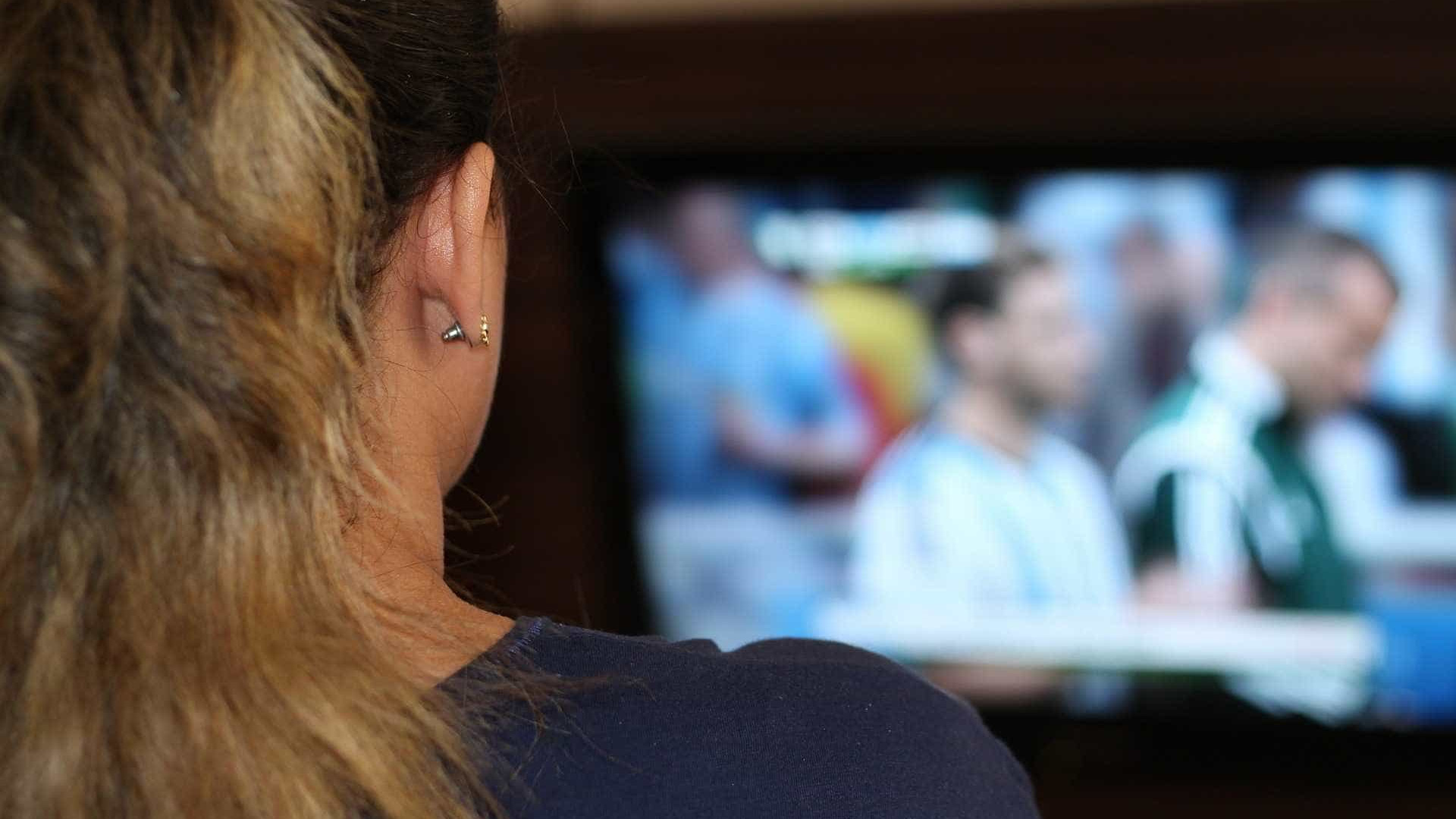 Hungria processa TV por mostrar famílias gays em comercial