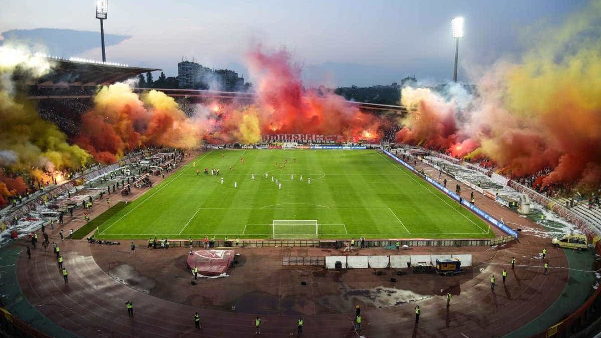 Torcida do Estrela Vermelha faz festa impressionante em estádio; vídeo