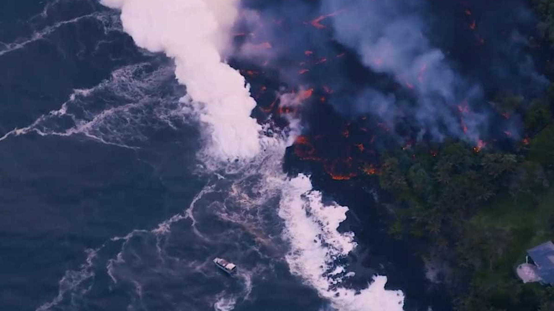 Erupção vulcânica atinge barco no Havaí e deixa 23 feridos