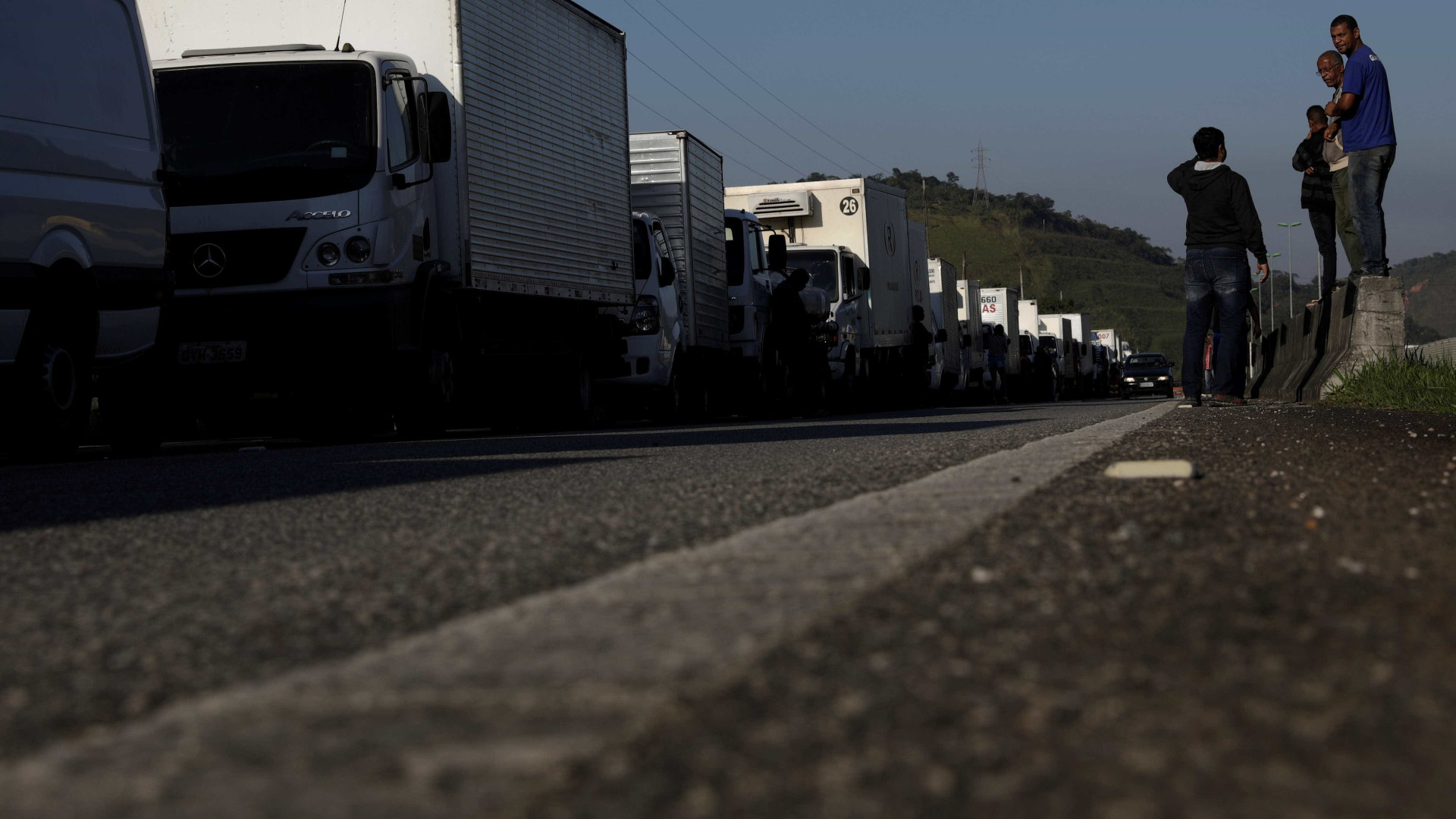 Greve de caminhões afeta abastecimento de alimentos em SP