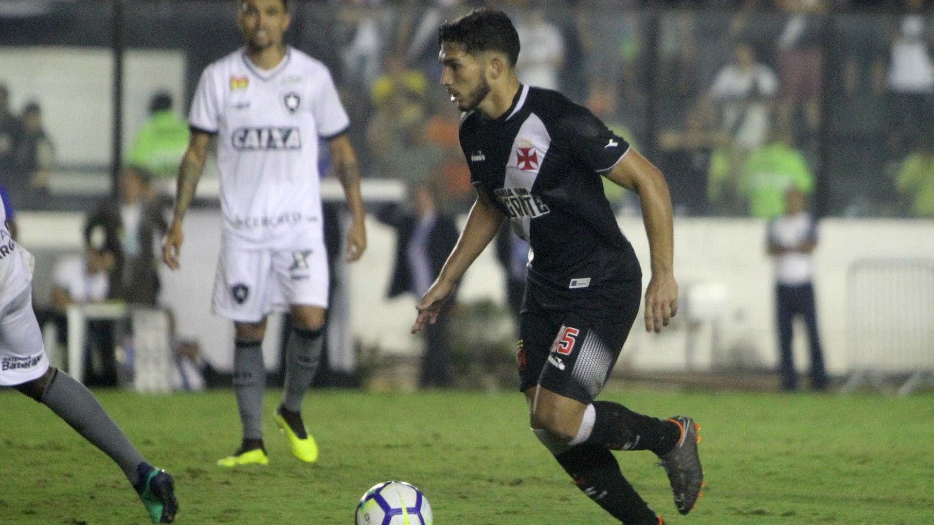 Botafogo vence Vasco e se afasta da zona de rebaixamento