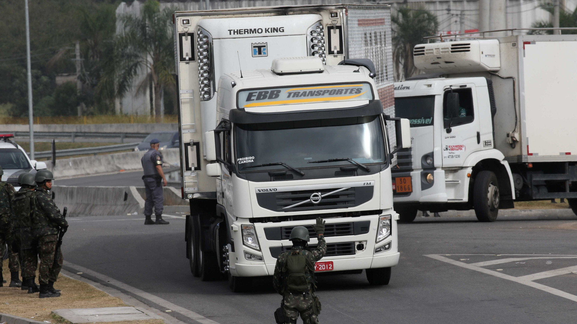 Apesar do apelo de Bolsonaro, caminhoneiros mantêm paralisação