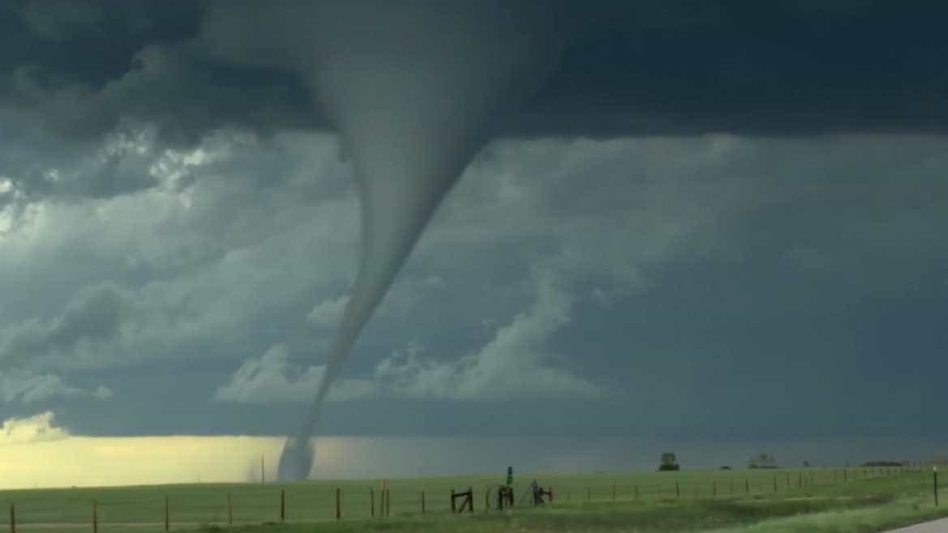 Tornado gigante é avistado no estado de Wyoming, EUA
