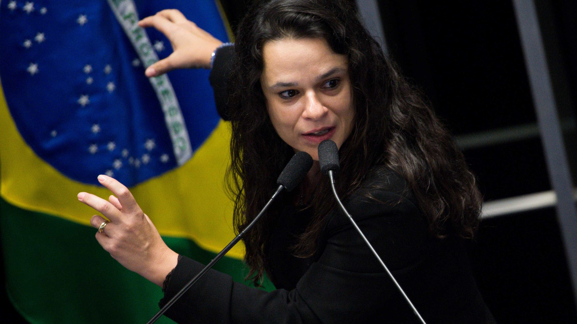 Janaína faz apelo a Bolsonaro: 'Gases não podem parar chefe de Estado'
