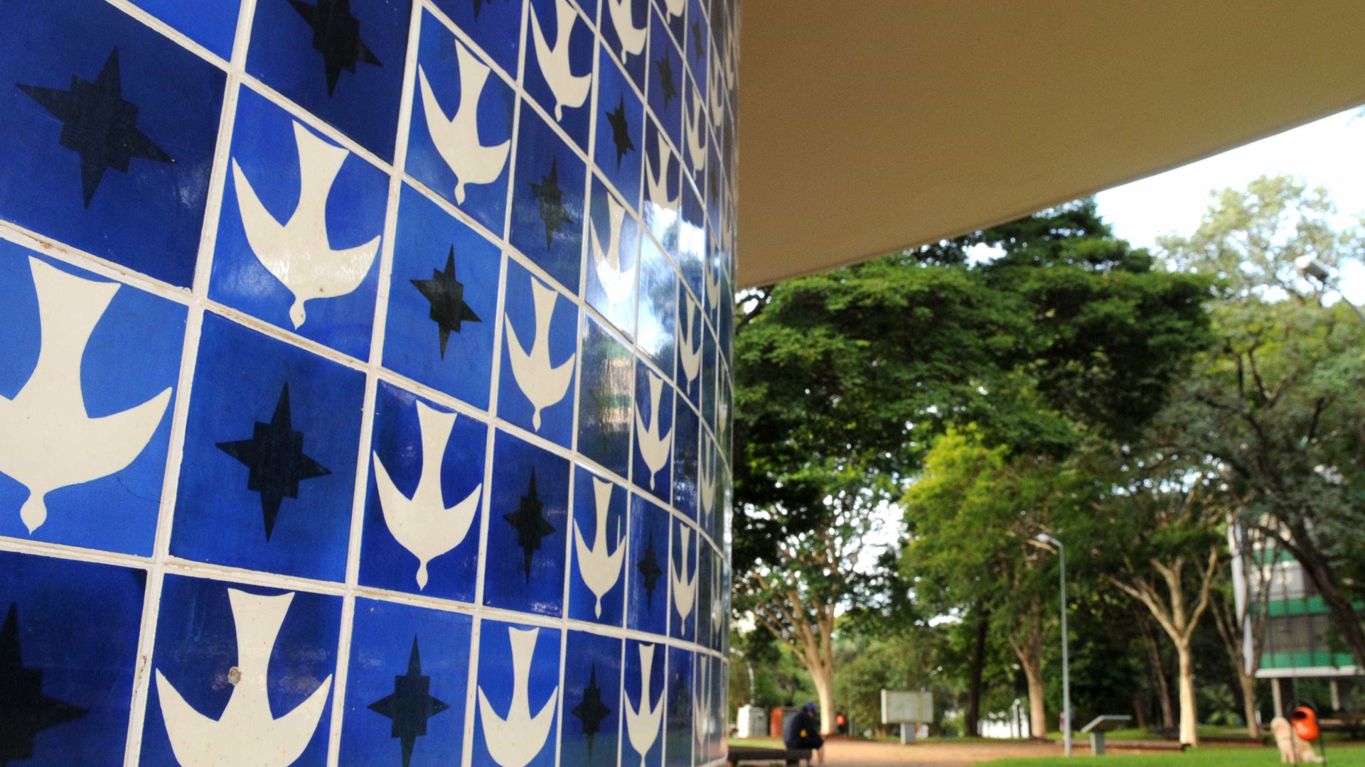 Artista que coloriu azulejos de Brasília, Athos Bulcão faz centenário