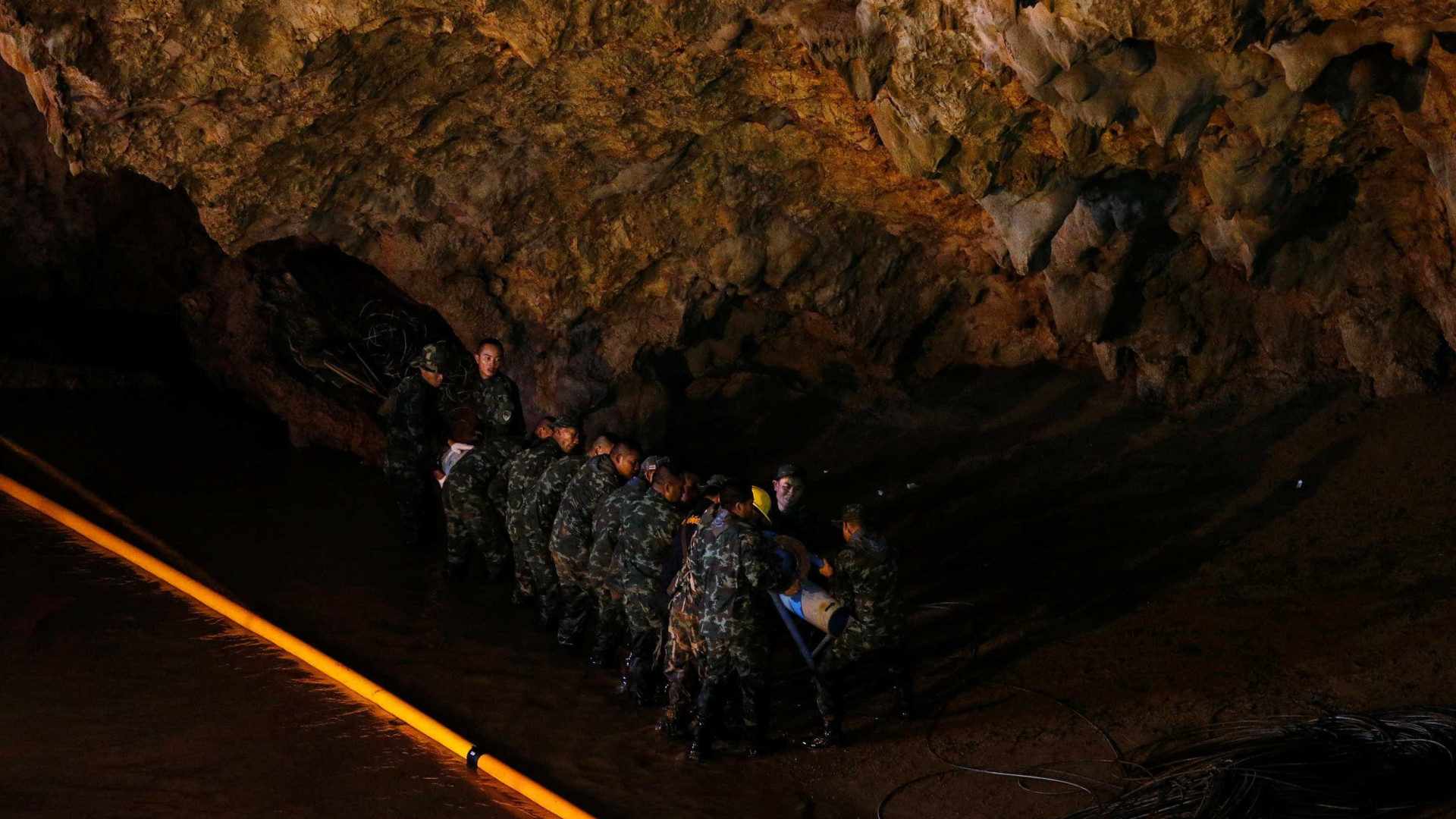 Dois garotos e técnico estão fracos para deixar caverna, diz imprensa