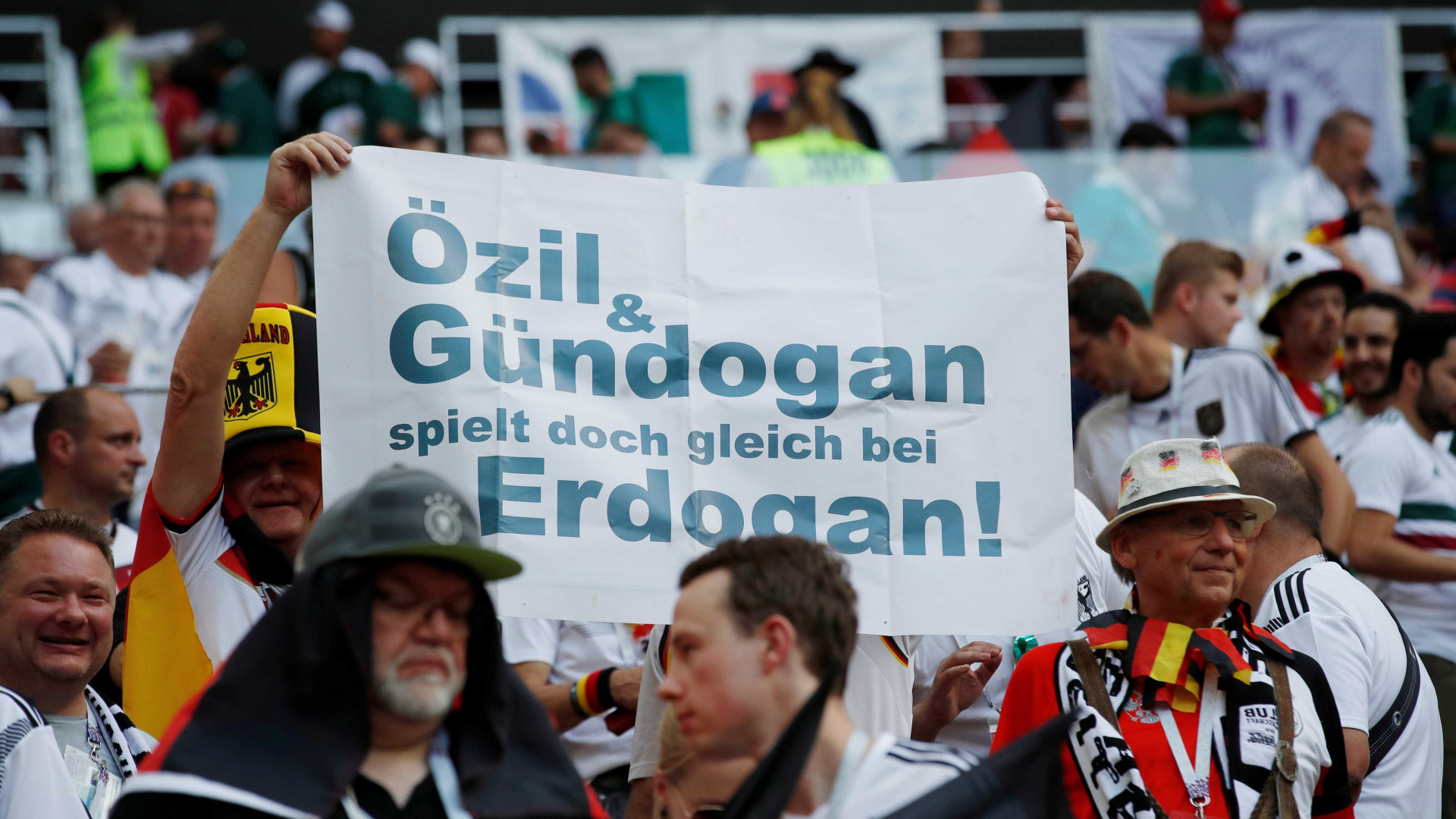 Özil cita 'racismo e desrespeito' e deixa seleção alemã aos 29 anos