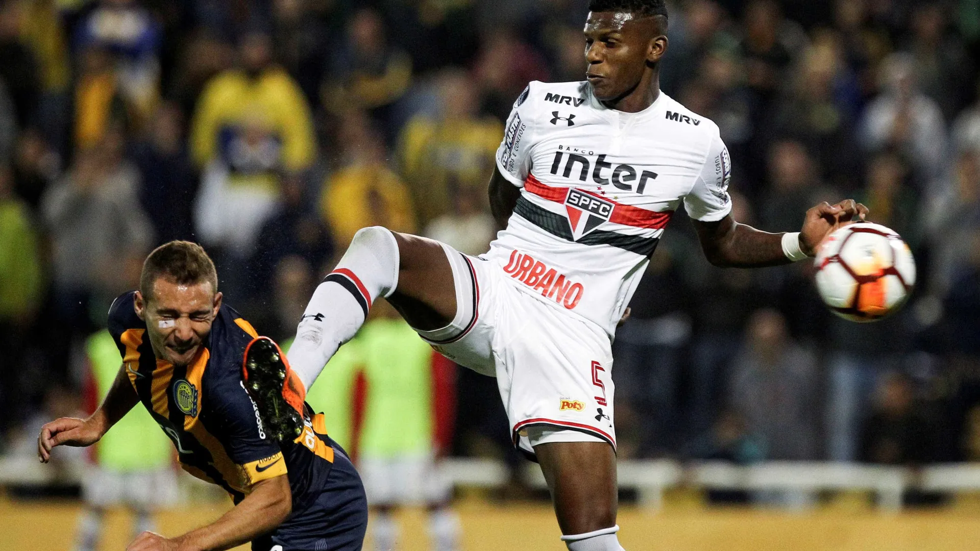 
                    São Paulo se irrita e quer negociar Arboleda após 'sumiço' no clube
                