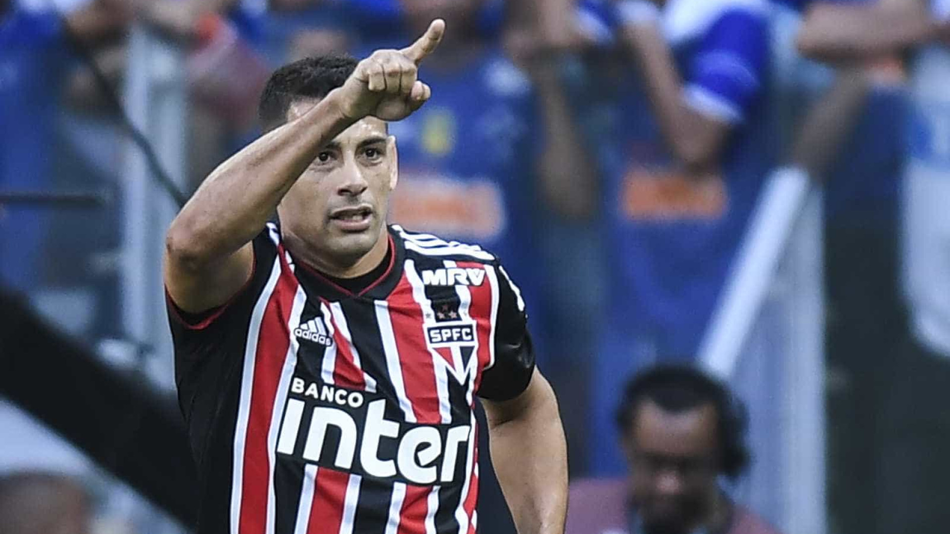 Diego Souza agride atleta do Colón com chute, mas árbitro não vê