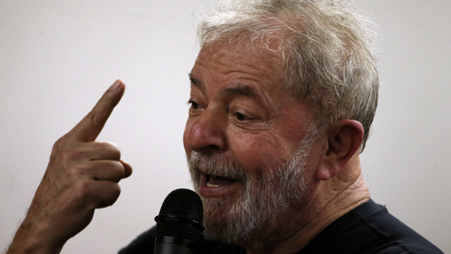 Perfil oficial do ex-presidente Lula no Twitter alfineta Bolsonaro