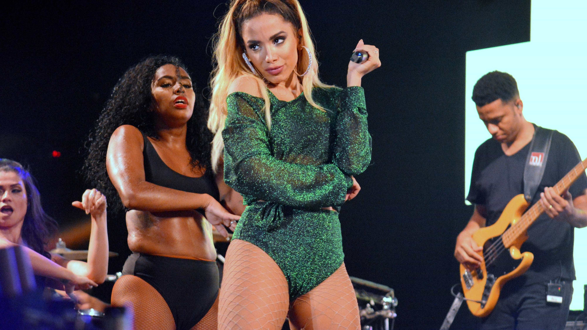 Anitta interrompe show e se irrita com brigões em camarote: 'Podres'