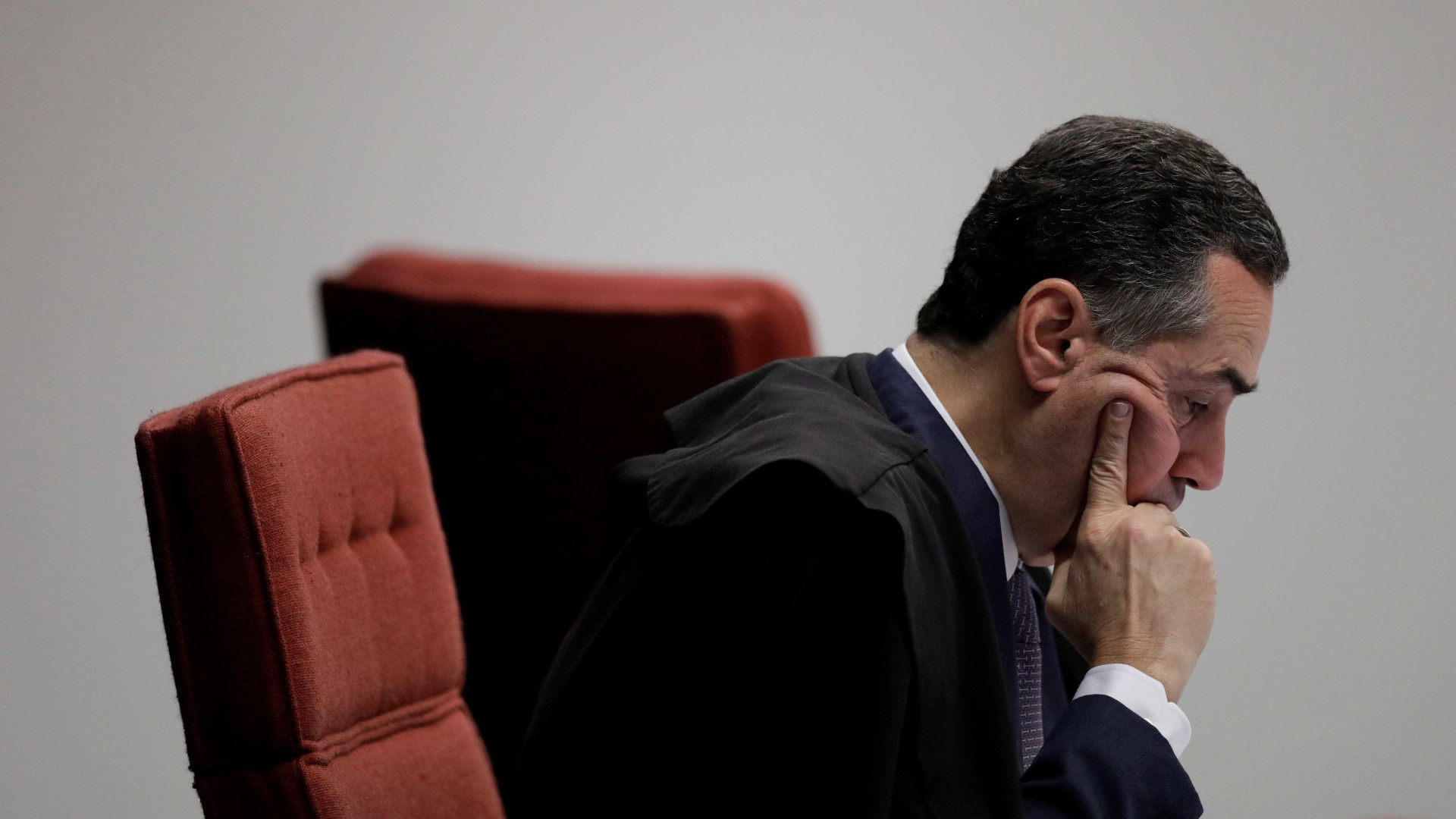 Bolsonaro questiona 'empenho' de Barroso pela urna eletrônica e nega ser golpista