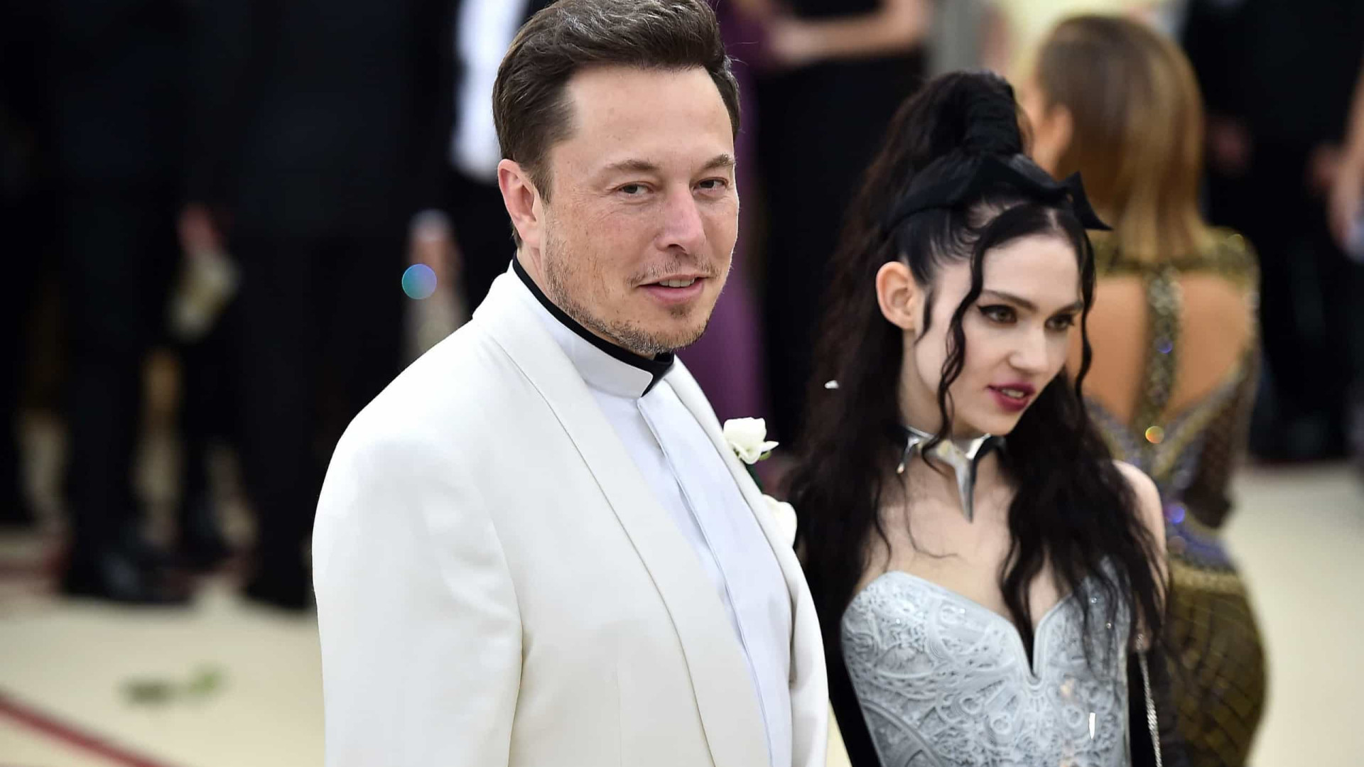 Elon Musk e Grimes tiveram terceiro filho; nascimento foi revelado em biografia
