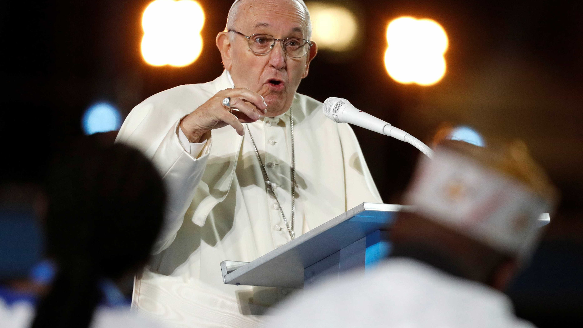 Em sínodo, papa tenta descentralizar poder com objetivo de mudar Igreja