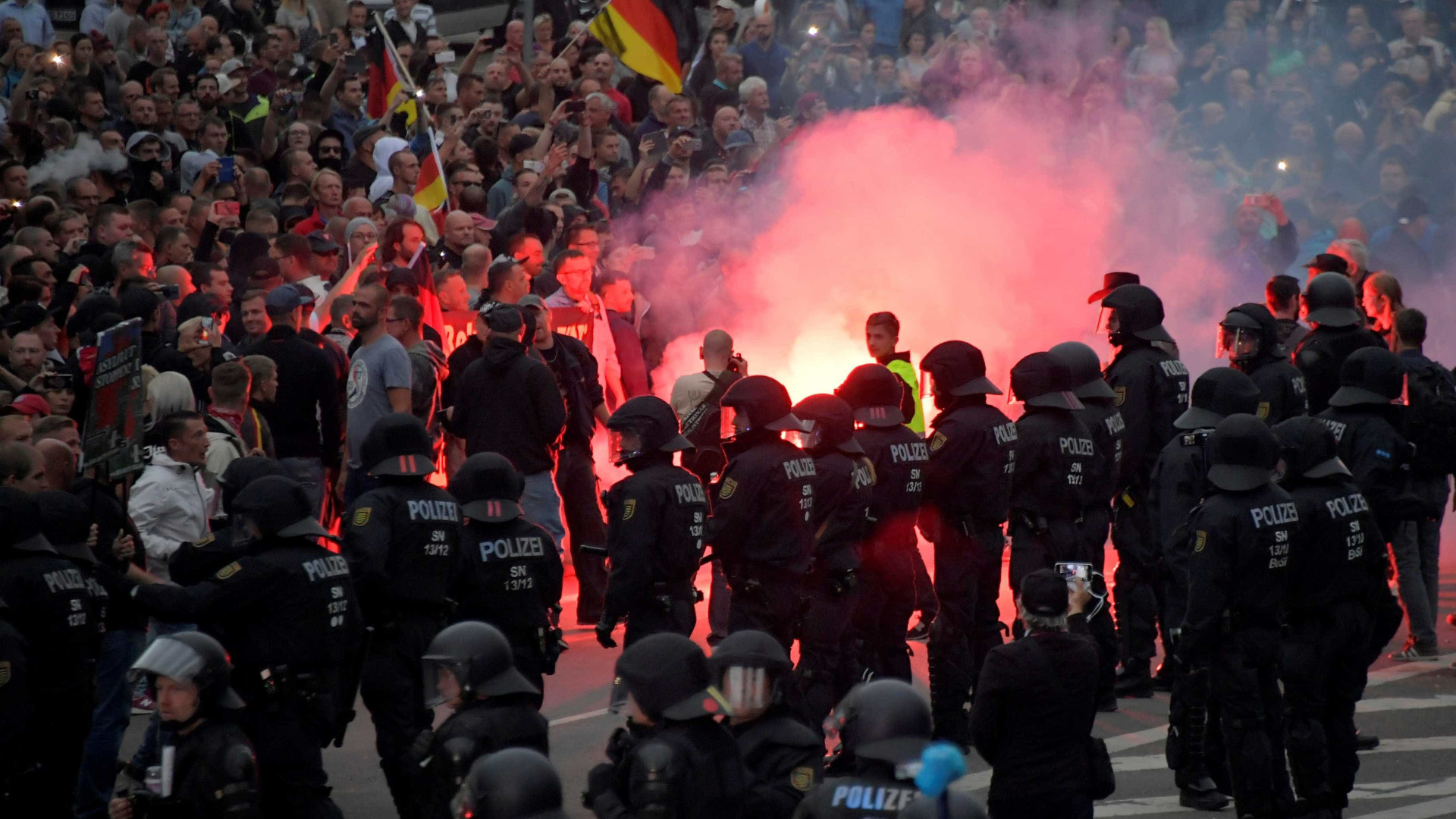 Merkel diz que 'ódio nas ruas' não pertence à Alemanha