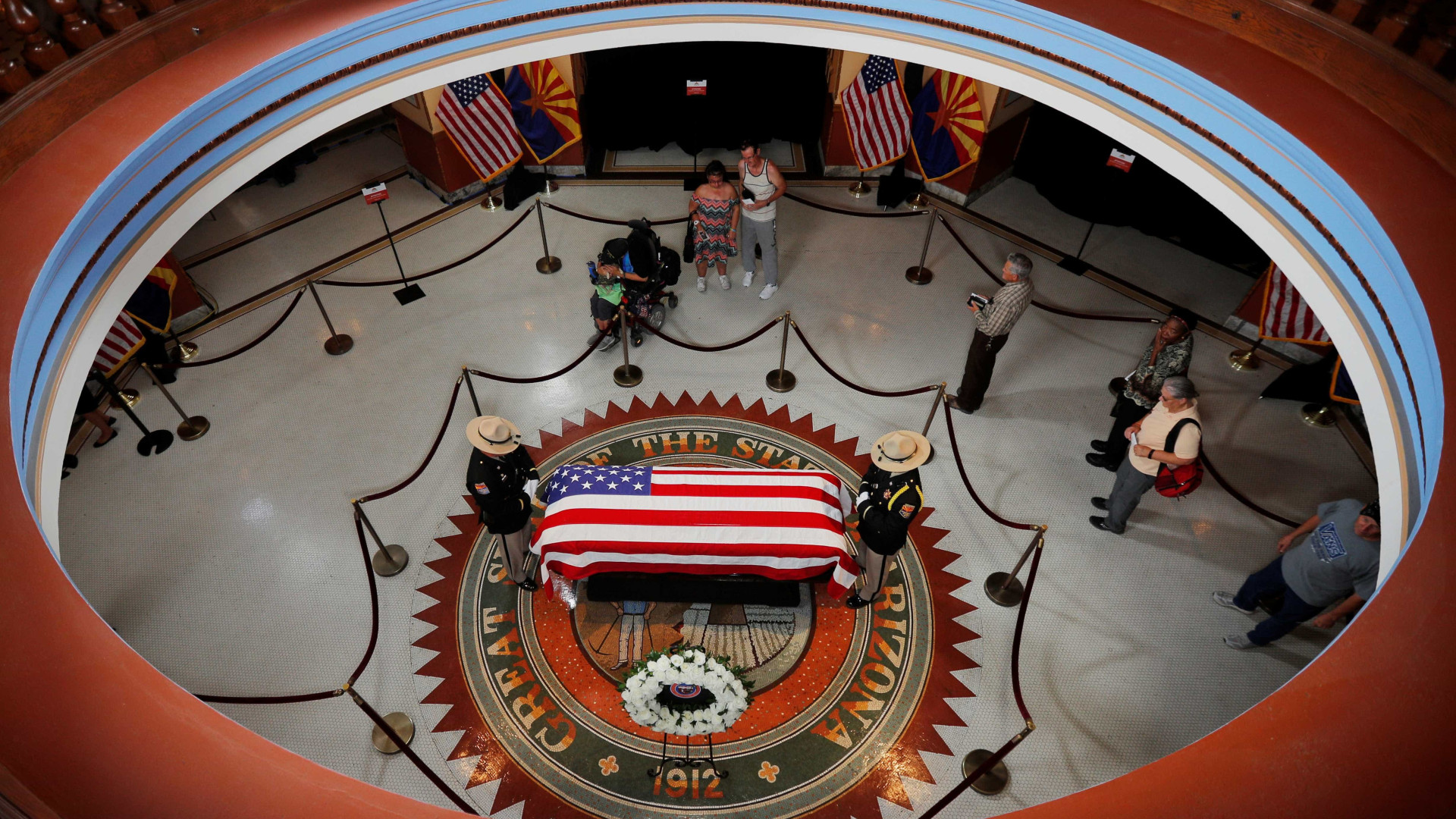 Emoção e homenagens marcam velório de McCain no capitólio do Arizona