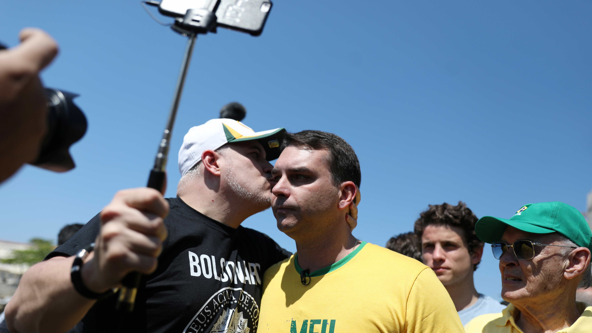Flávio Bolsonaro: 'Meu pai não vai ser eleito por causa de uma facada'