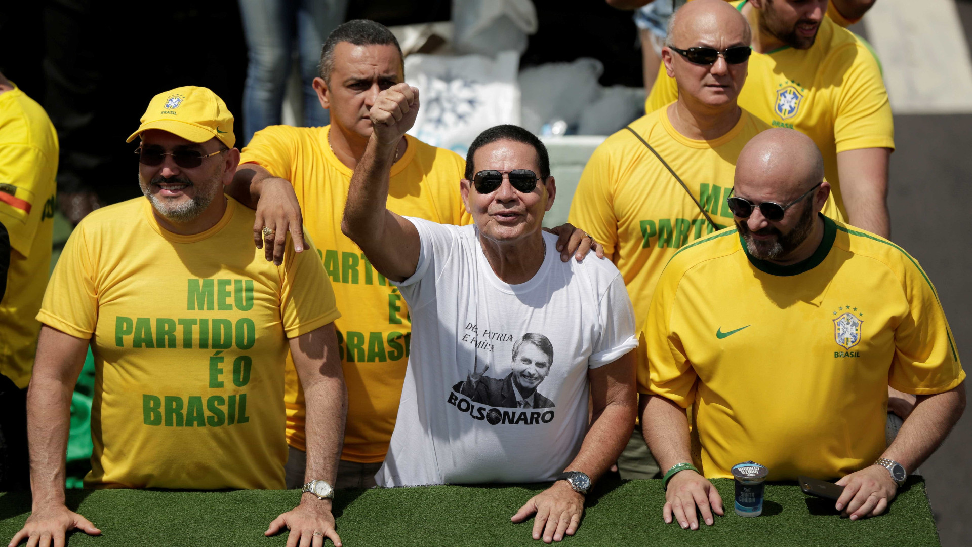 Vice de Bolsonaro faz piada com declaração sobre fechamento do STF