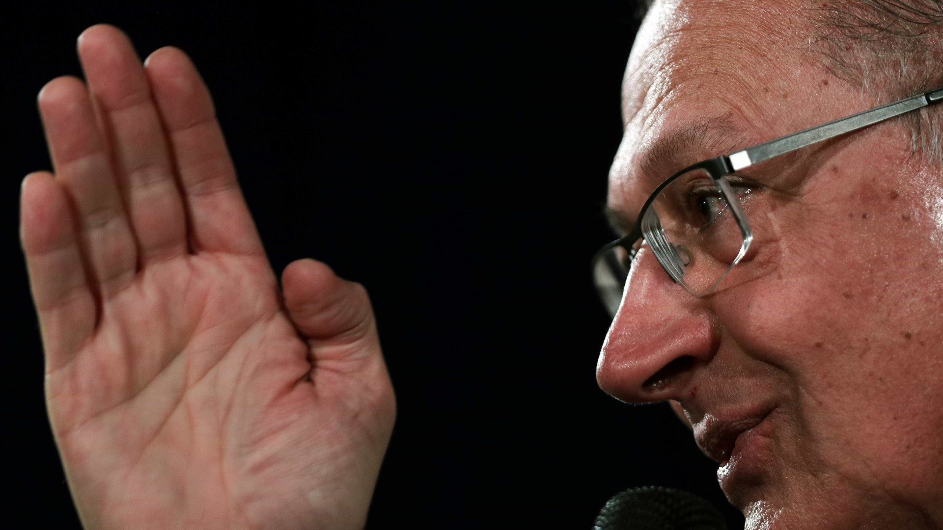Alckmin sobre Bolsonaro: 'Ele deve estar envergonhado do que fala'