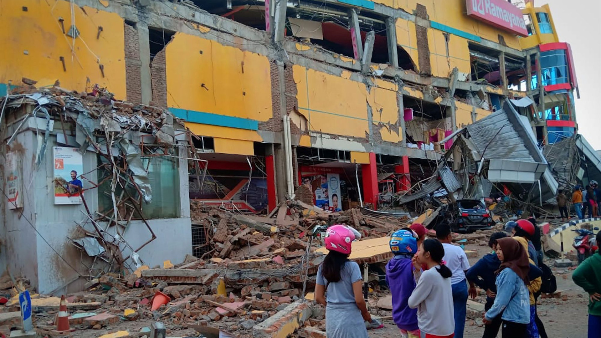 Passa de 380 número de mortos após tsunami na Indonésia