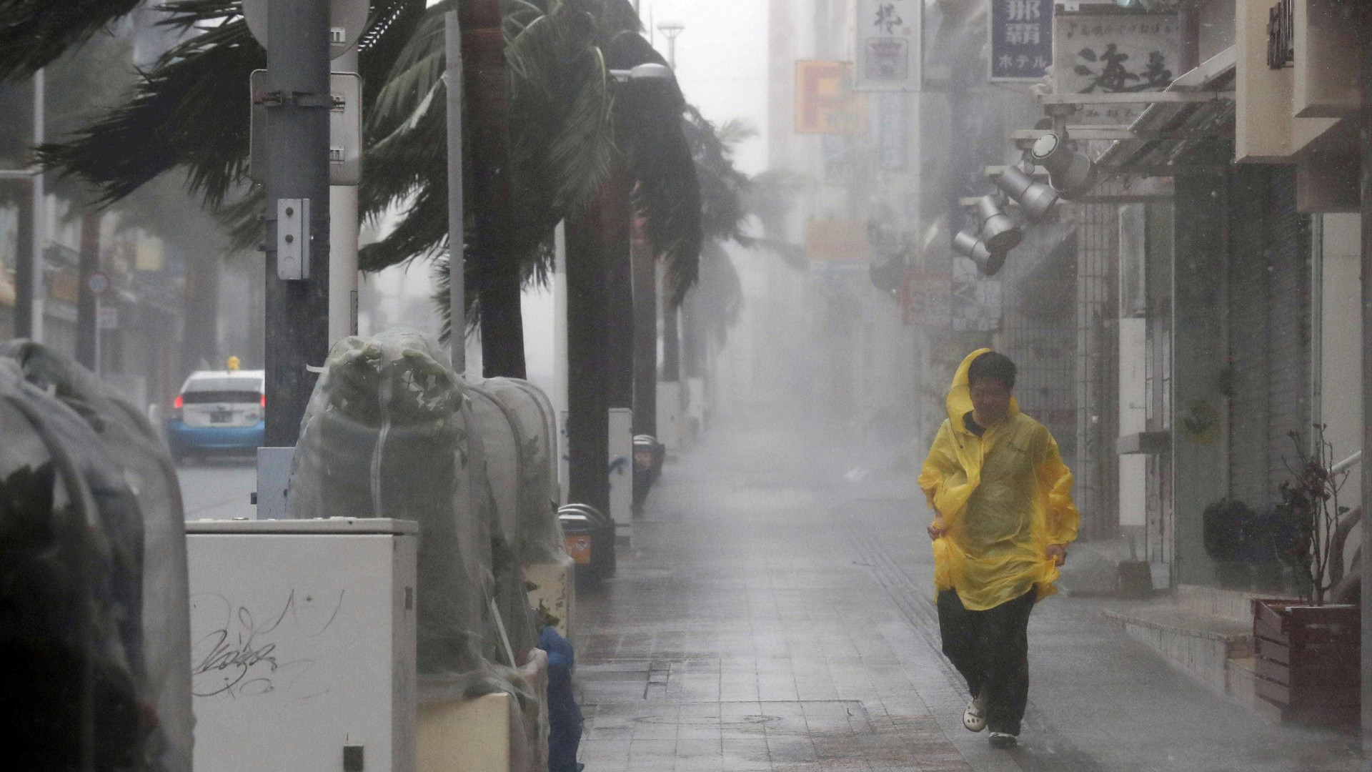 Tufão atinge o Japão com ventos de 216 Km/h