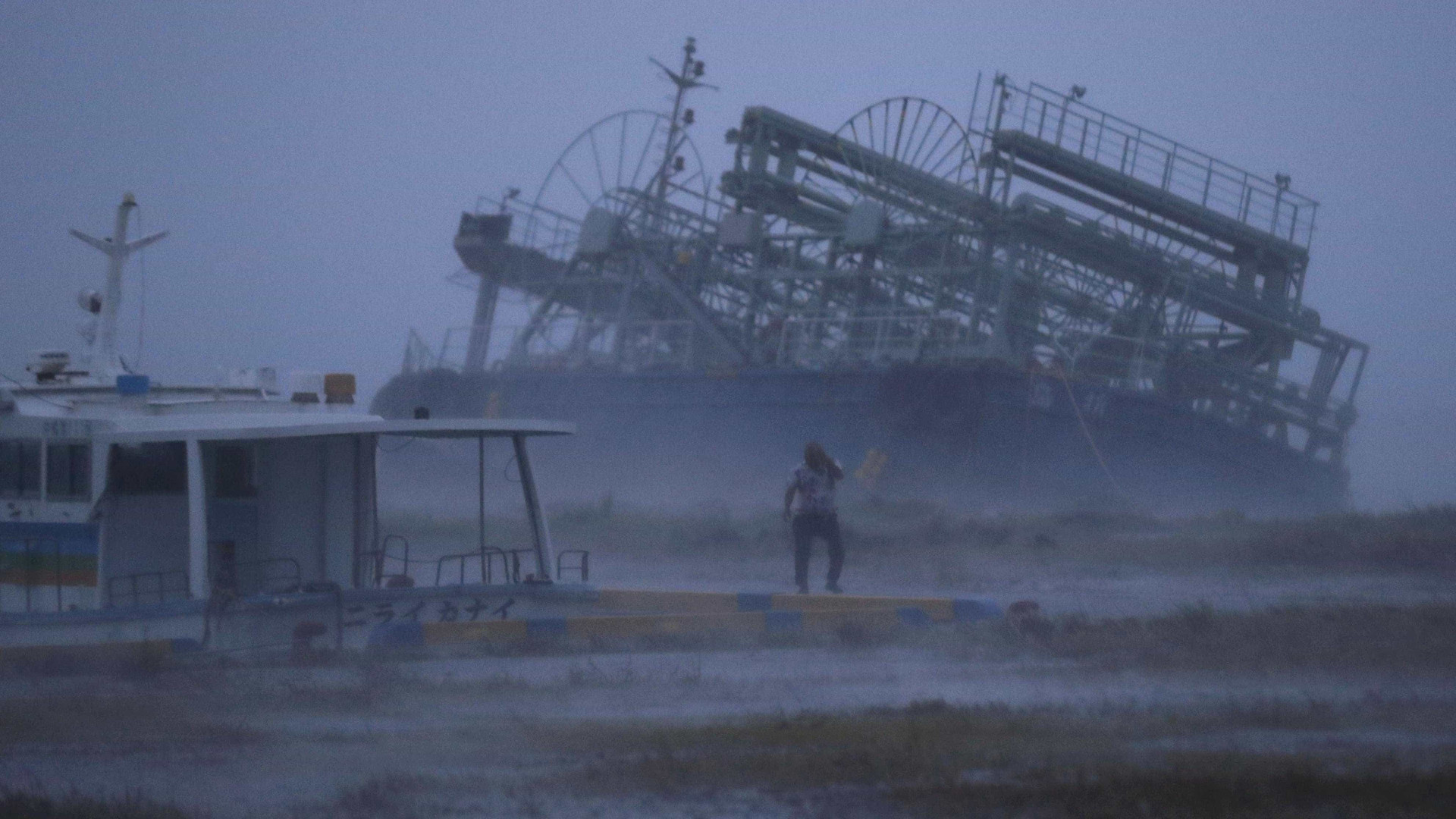 Tufão deixa mais de 70 feridos e afeta transportes no Japão
