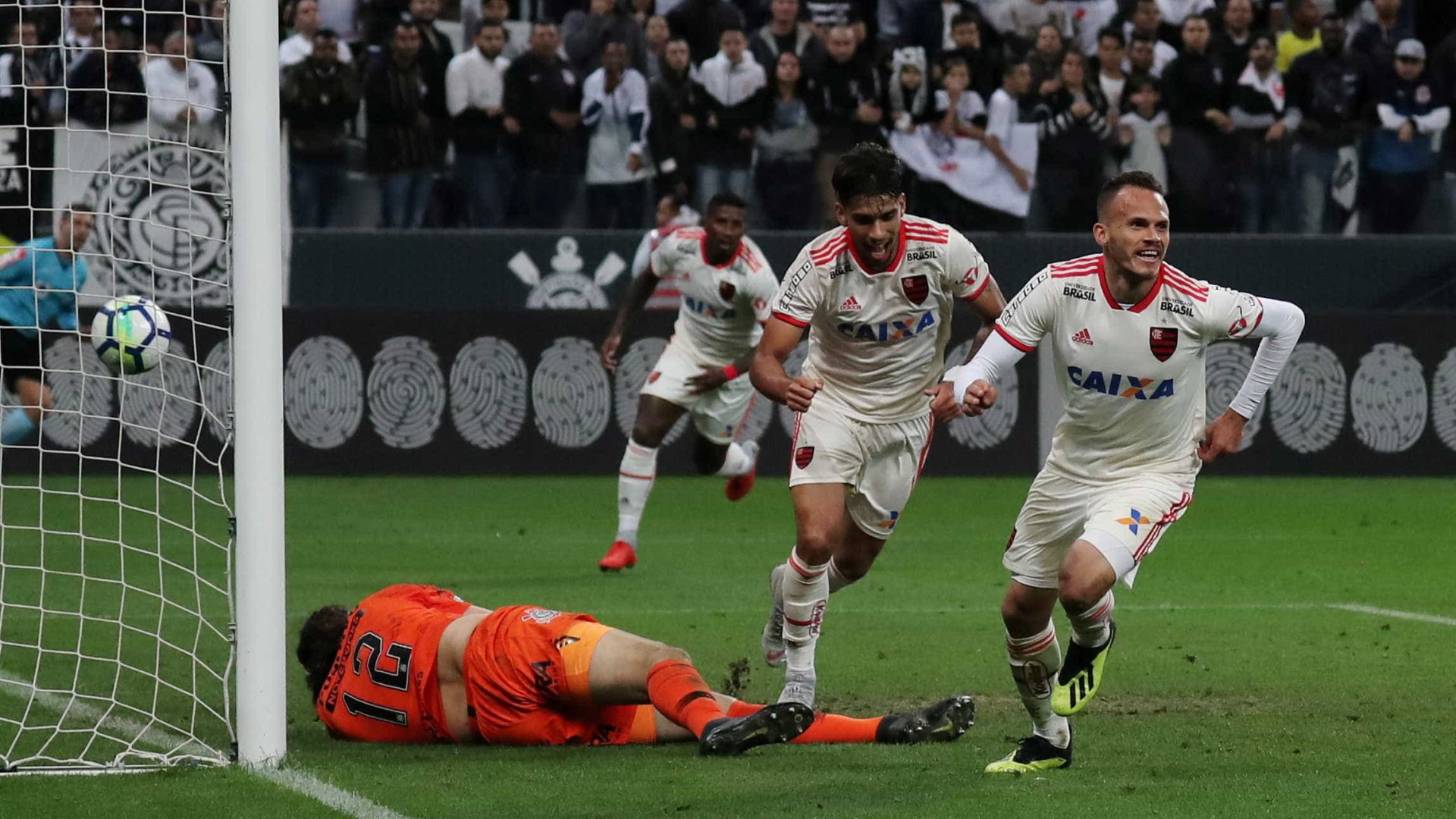 Com dois gols de Paquetá, Corinthians perde do Flamengo no Itaquerão