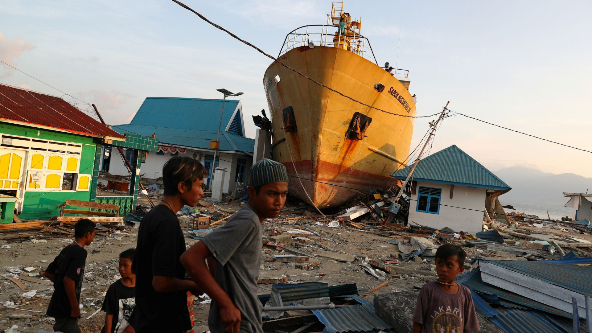 Imagens mostram destruição causada pelo tsunami na Indonésia