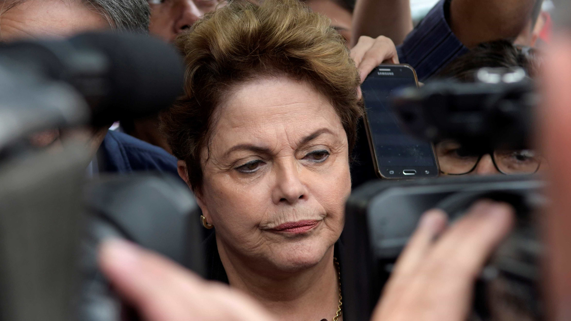 Dilma faz defesa pessoal e é interrompida por Gleisi em reunião do PT