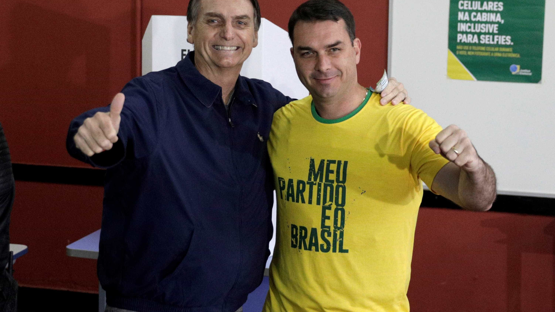 Flávio Bolsonaro diz que teve conta do WhatsApp banida