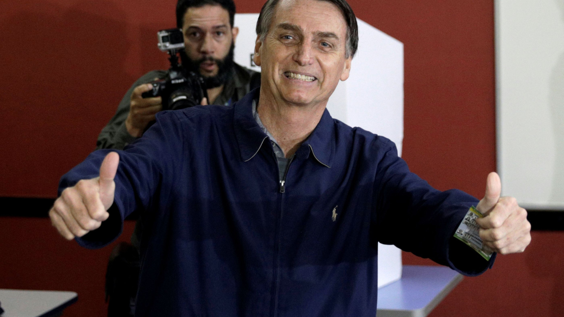 Católico, Bolsonaro investe em pauta evangélica e explode em segmento
