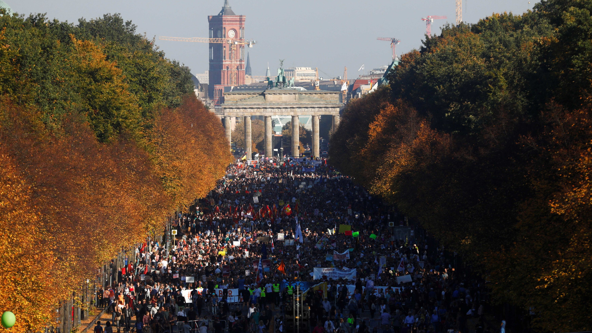 Milhares juntam-se no centro de Berlim contra o racismo e xenofobia