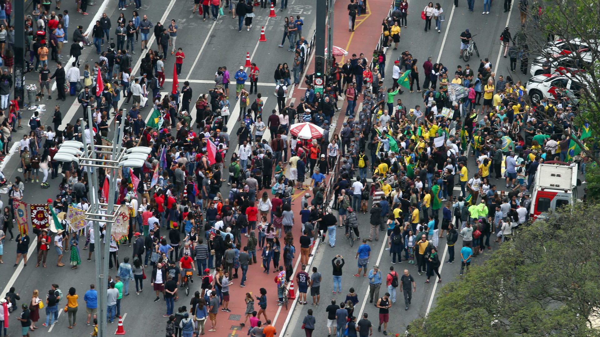 Apoiadores de Bolsonaro e Haddad fazem manifestação na Av. Paulista
