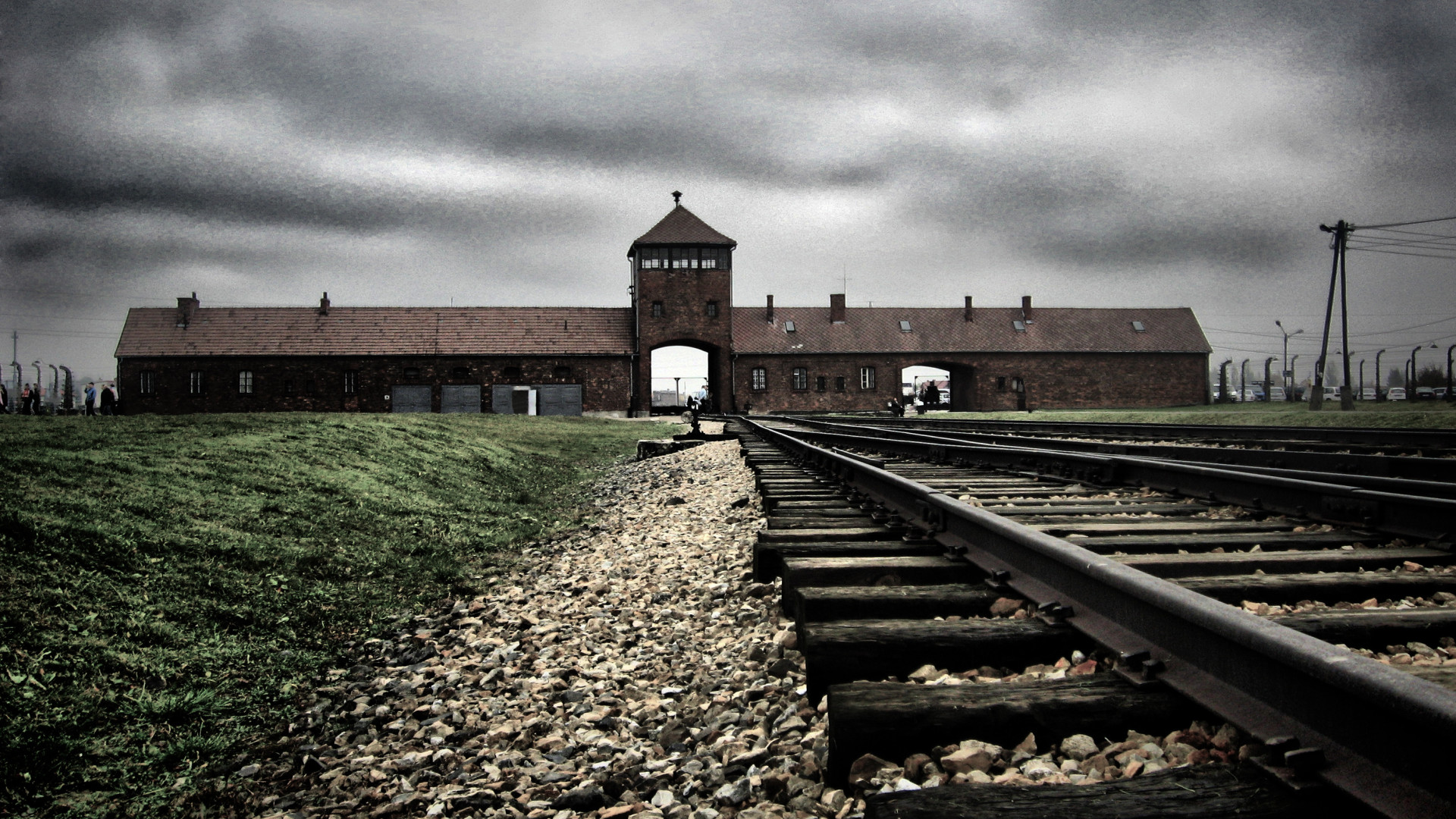 Museu de Auschwitz pede que visitantes evitem caminhadas sobre trilhos