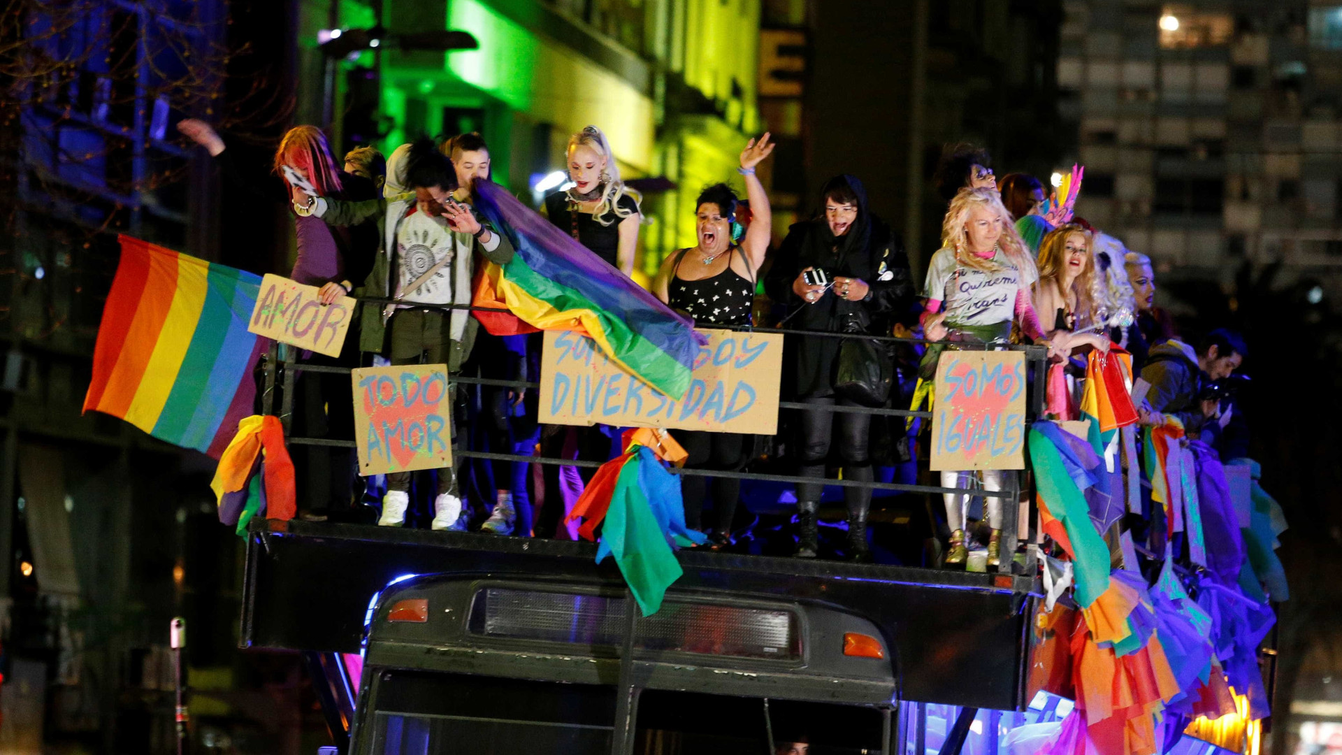 Deputados uruguaios aprovam lei que garante direitos a transgêneros