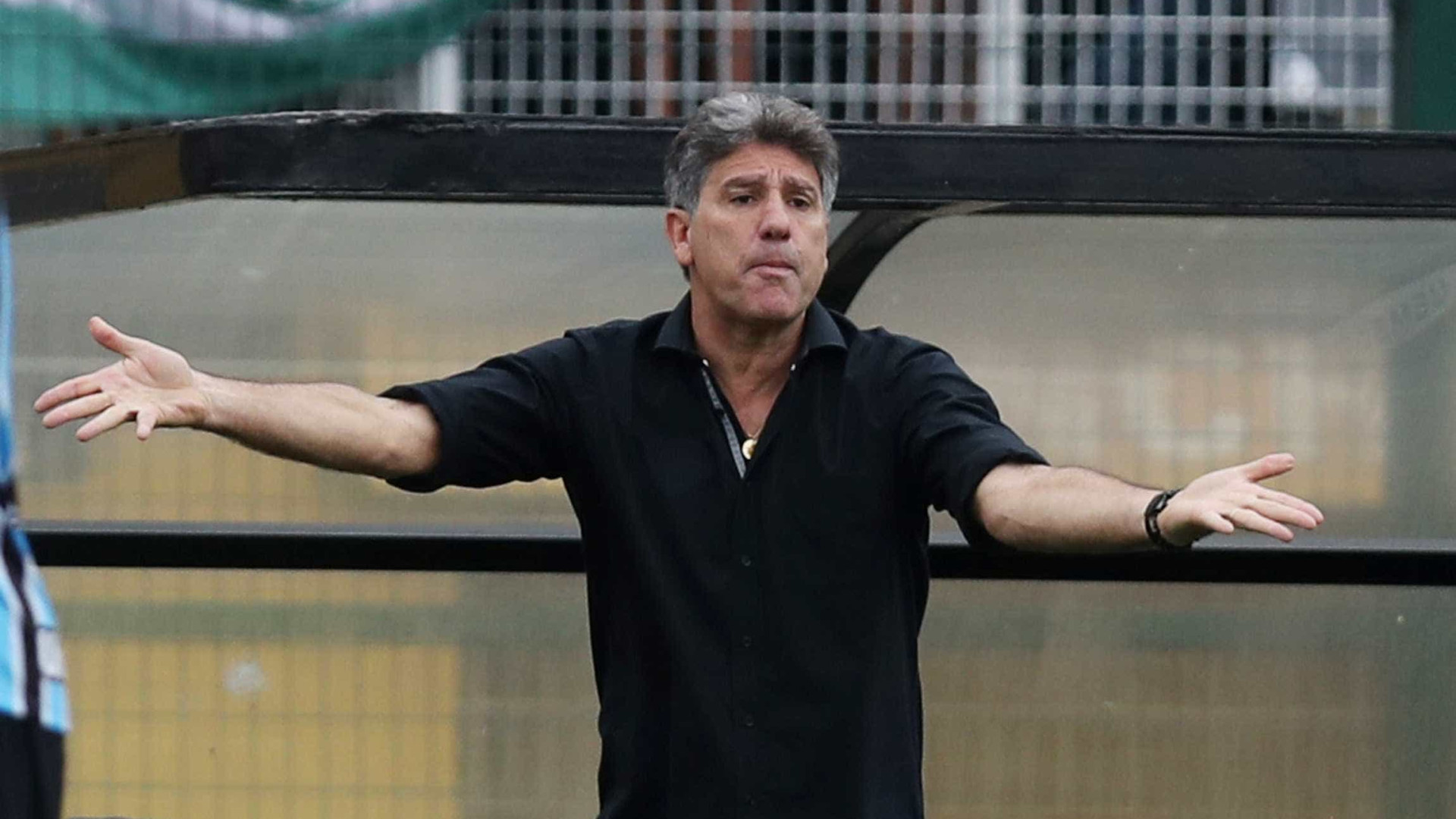 Renato faz cobrança pesada à Federação após vitória do Grêmio: 'Fica difícil jogar'