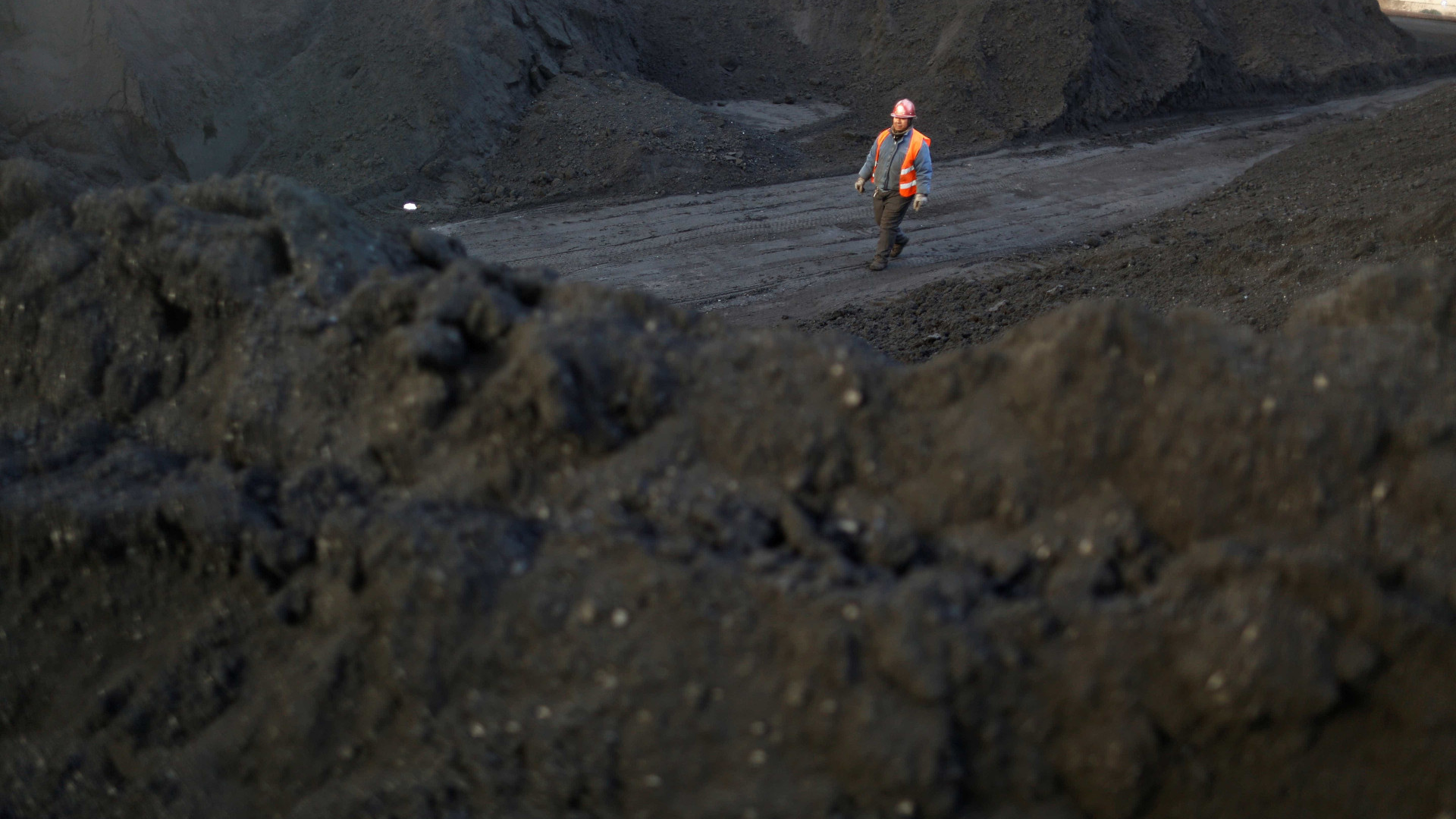 Acidente em mina de carvão na China deixa 22 trabalhadores presos