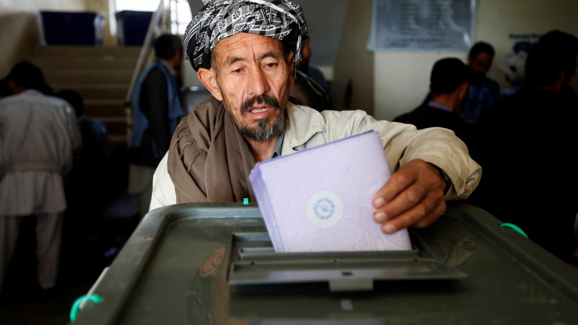 Afeganistão tem eleições marcadas pela violência