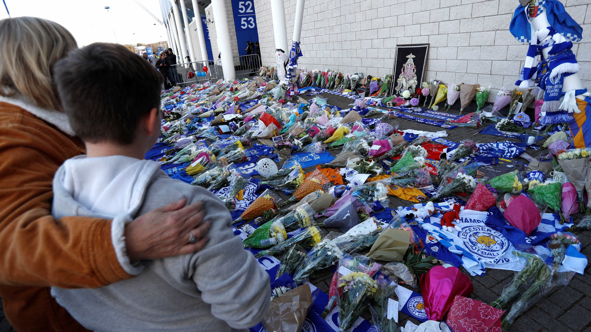 Torcedores deixam flores no estádio do Leicester após tragédia