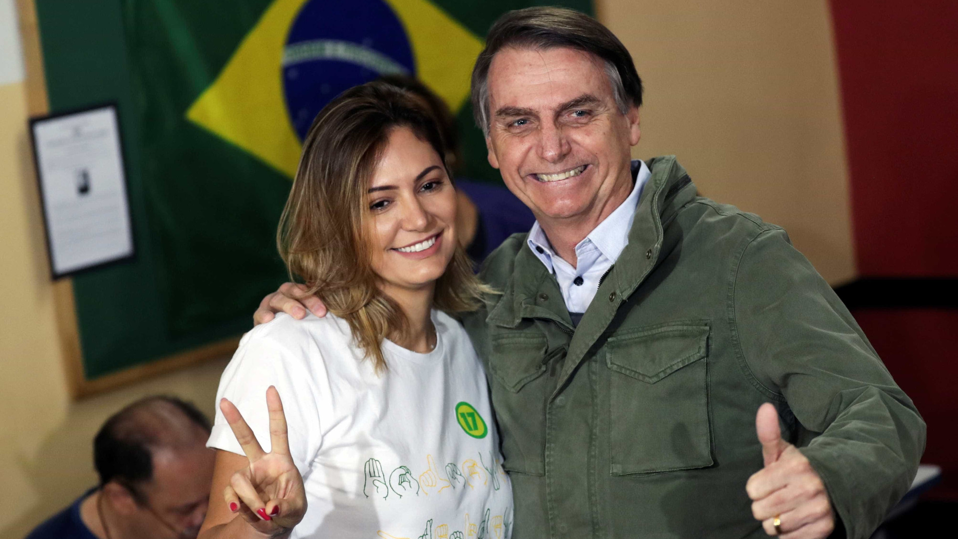 Bolsonaro passa a manhã com família e grupo de deficientes auditivos