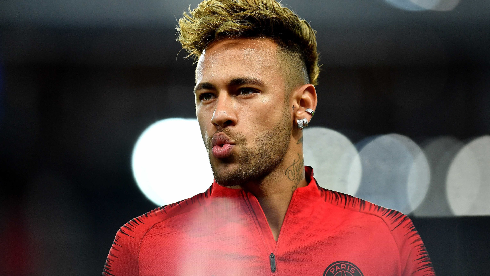 Neymar é flagrado bebendo e passando objeto 'suspeito' para amigo; veja