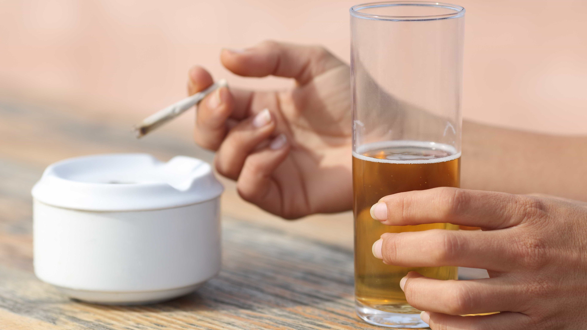 Álcool e tabaco são inimigos da cirurgia plástica, diz especialista