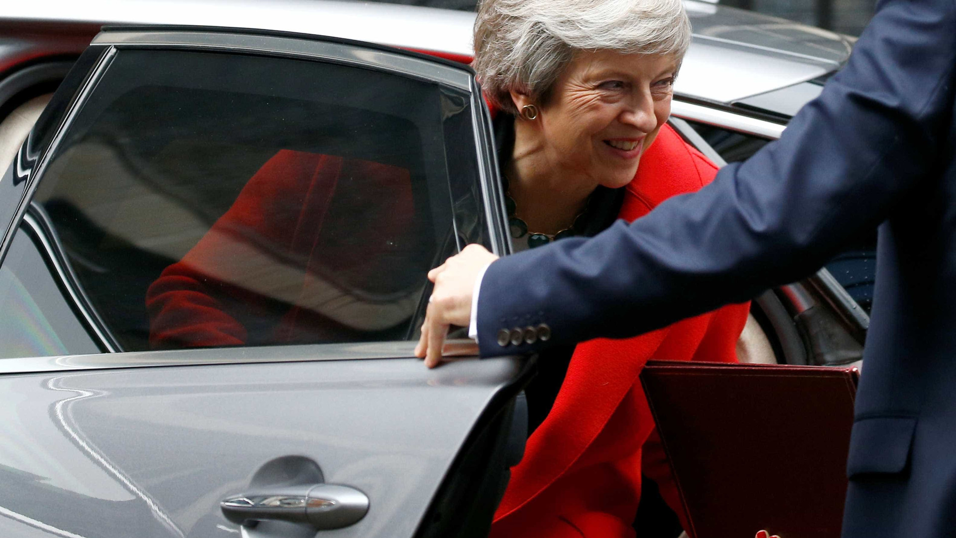 'Brexit': Jean-Claude Junker e Theresa May se reúnem hoje em Bruxelas