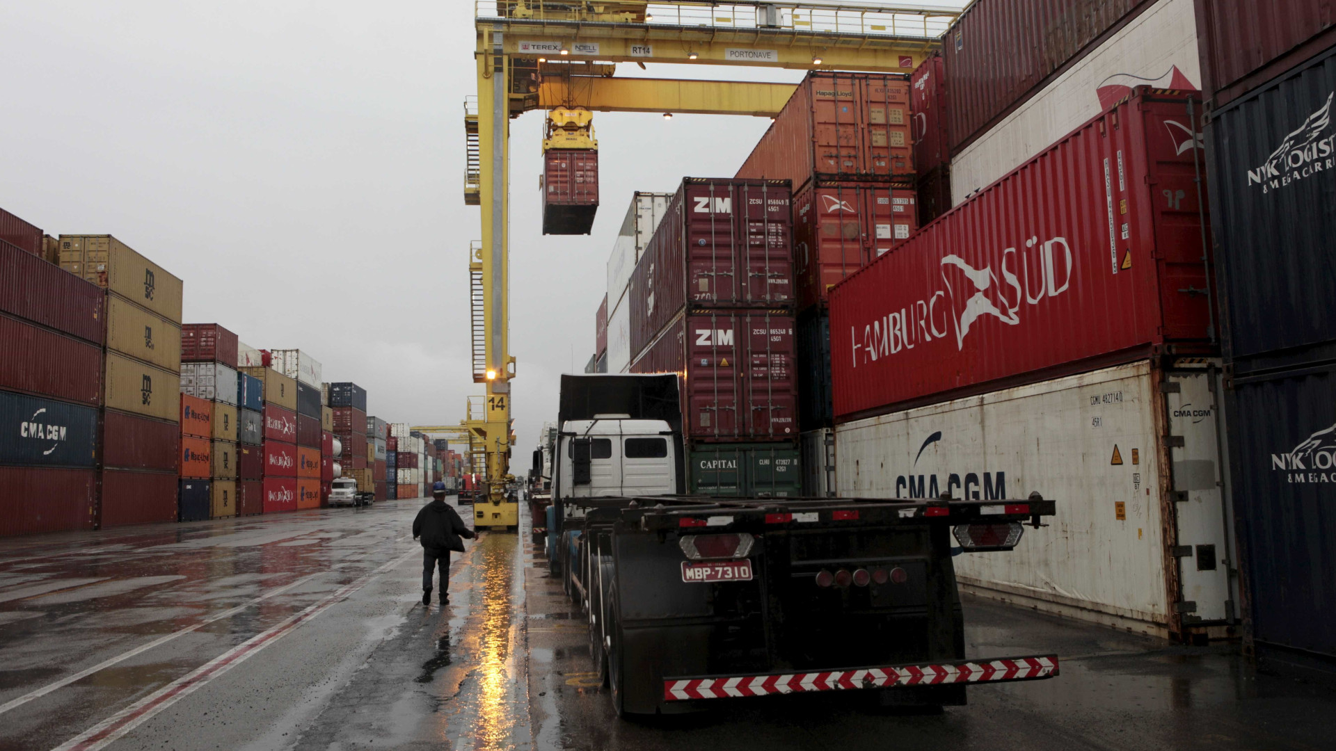Exportação brasileira recua devido a queda de comércio com EUA