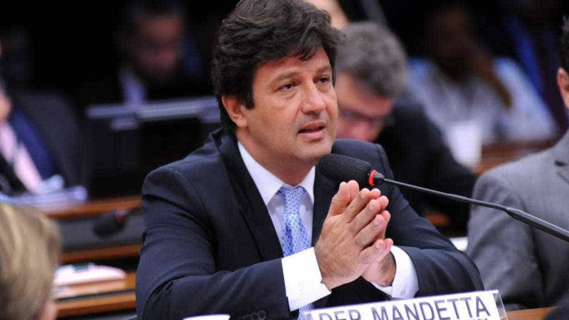 Brasileiro não sabe se escuta o ministro ou o presidente, diz Mandetta