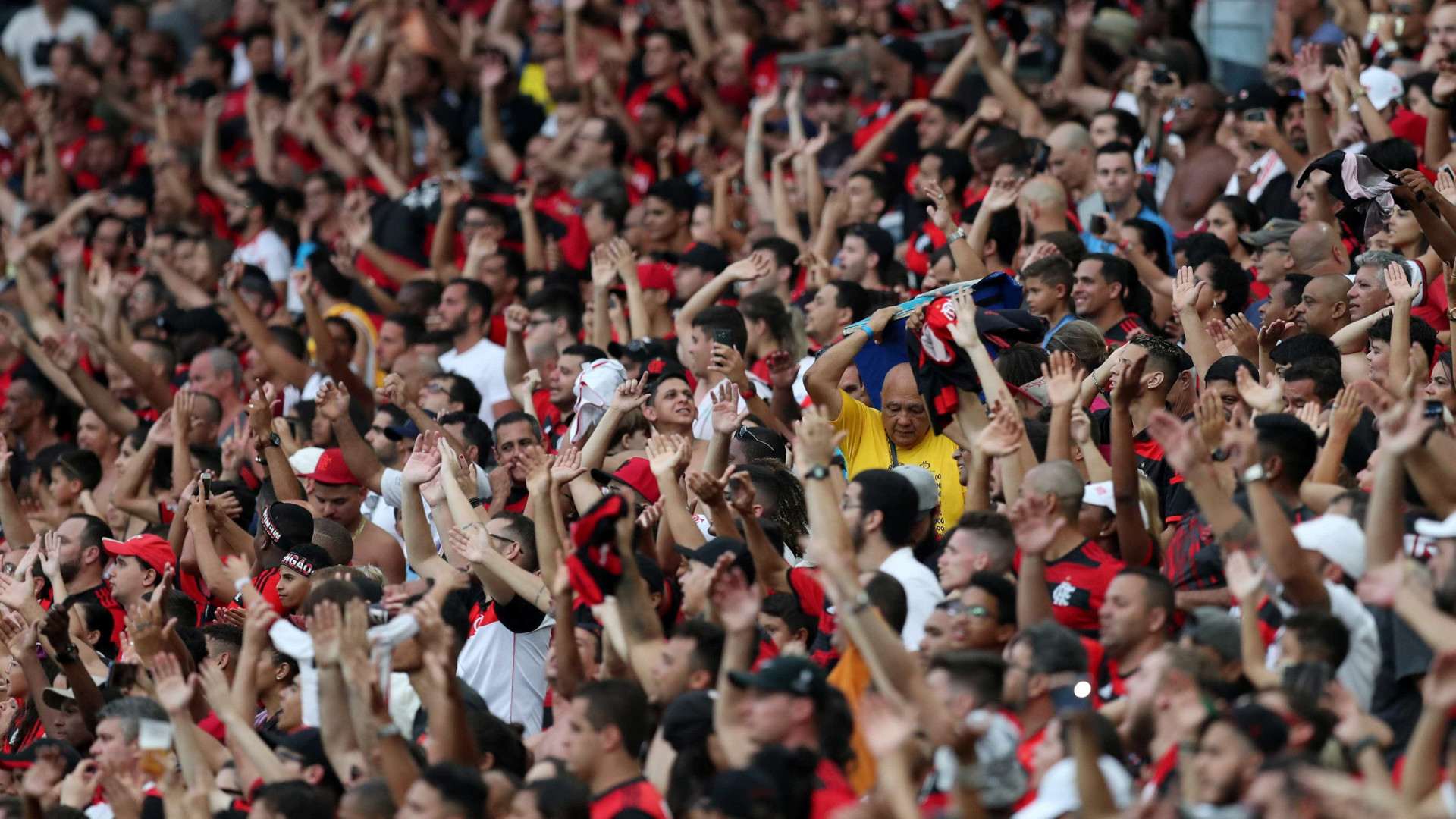 Flamengo goleia Corinthians e mantém vantagem no Brasileiro