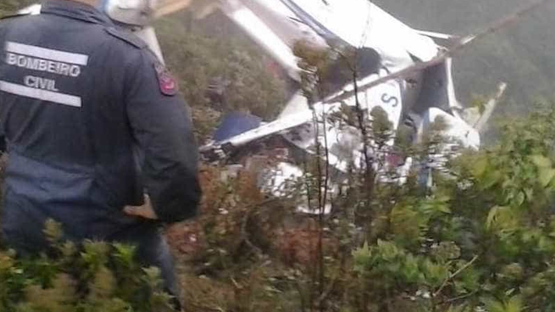 Avião de pequeno porte cai em Rio Grande da Serra (SP) e deixa dois mortos